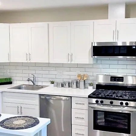 Downtown-Nomads-King Bed-Free Parking Appartement